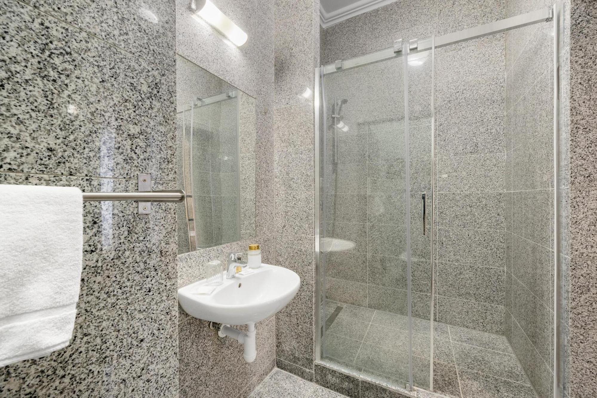 Hotel Reverie - Dependance, Check-In At Metropolitan Star Братислава Екстериор снимка