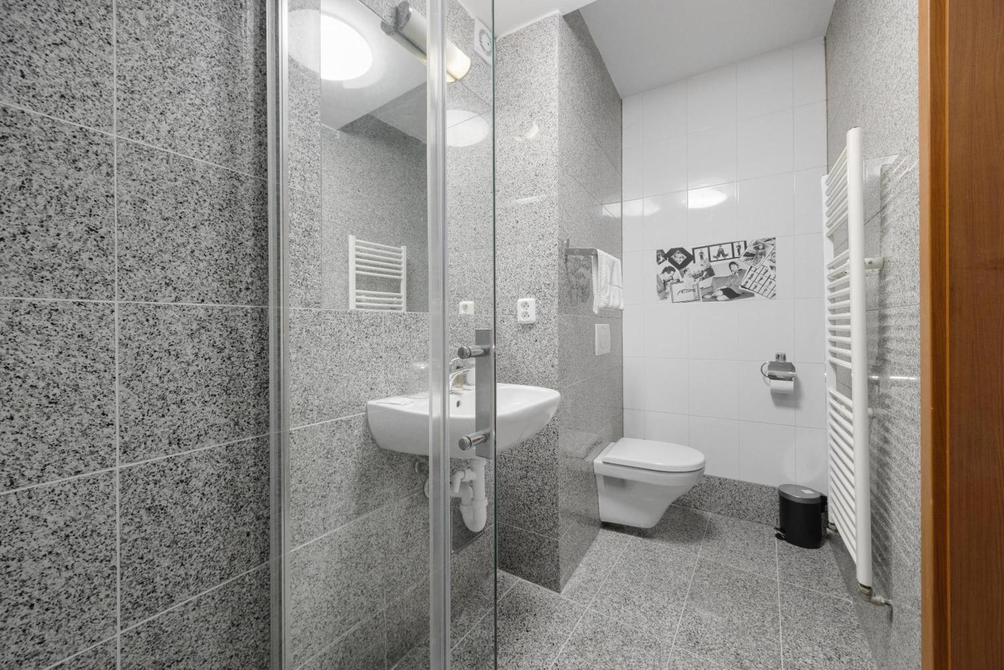Hotel Reverie - Dependance, Check-In At Metropolitan Star Братислава Екстериор снимка
