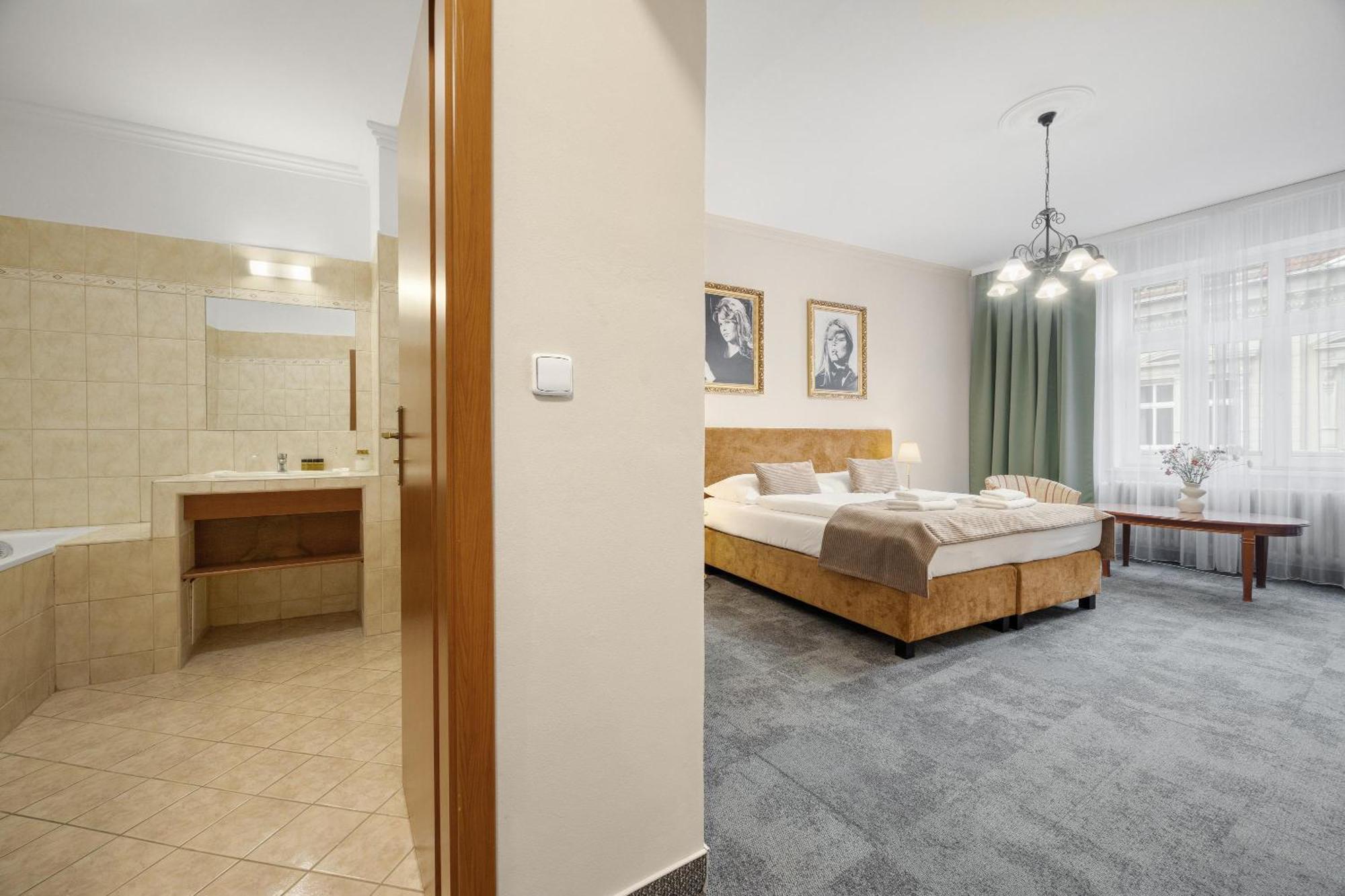 Hotel Reverie - Dependance, Check-In At Metropolitan Star Братислава Екстериор снимка