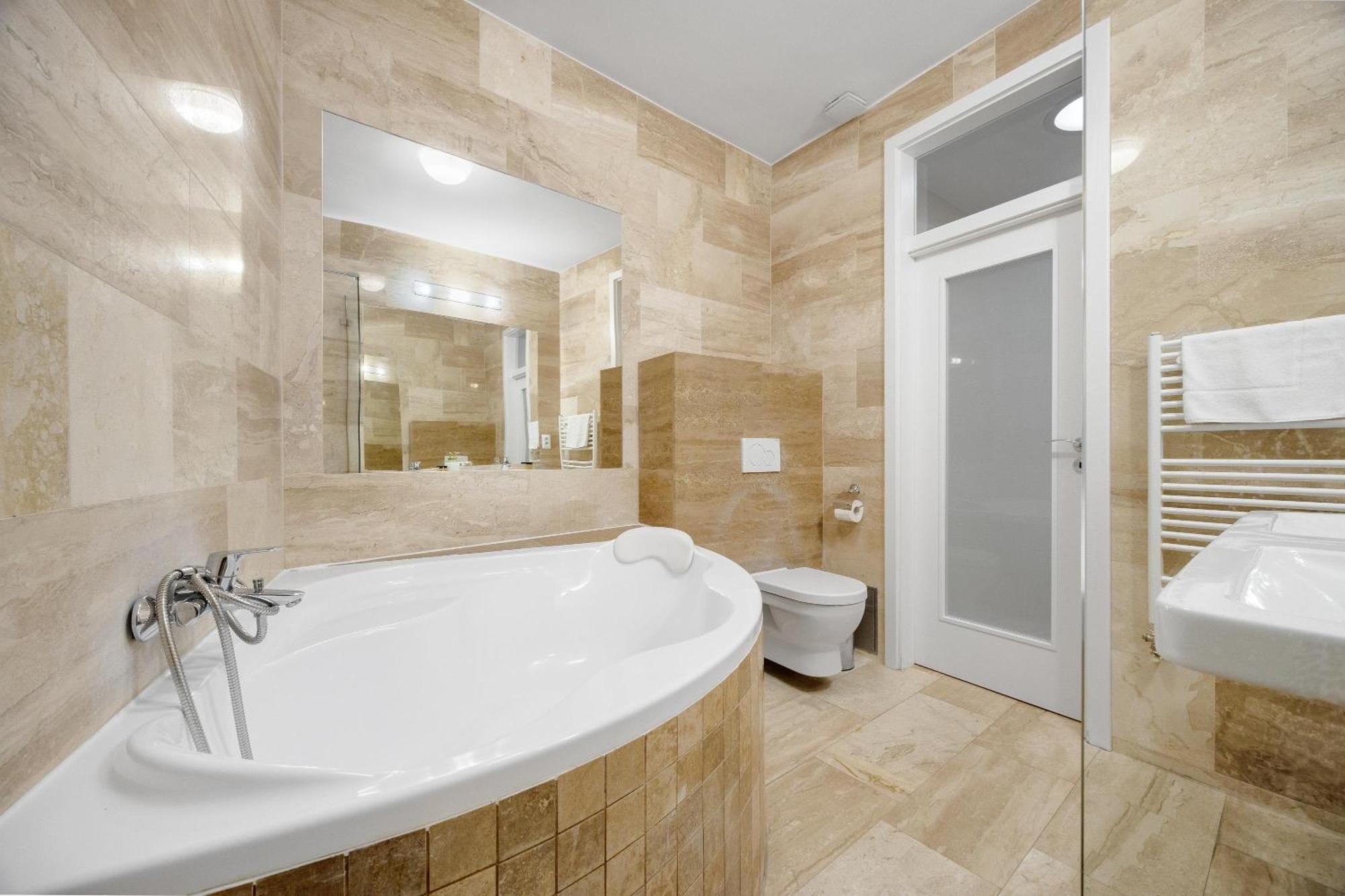 Hotel Reverie - Dependance, Check-In At Metropolitan Star Братислава Екстериор снимка