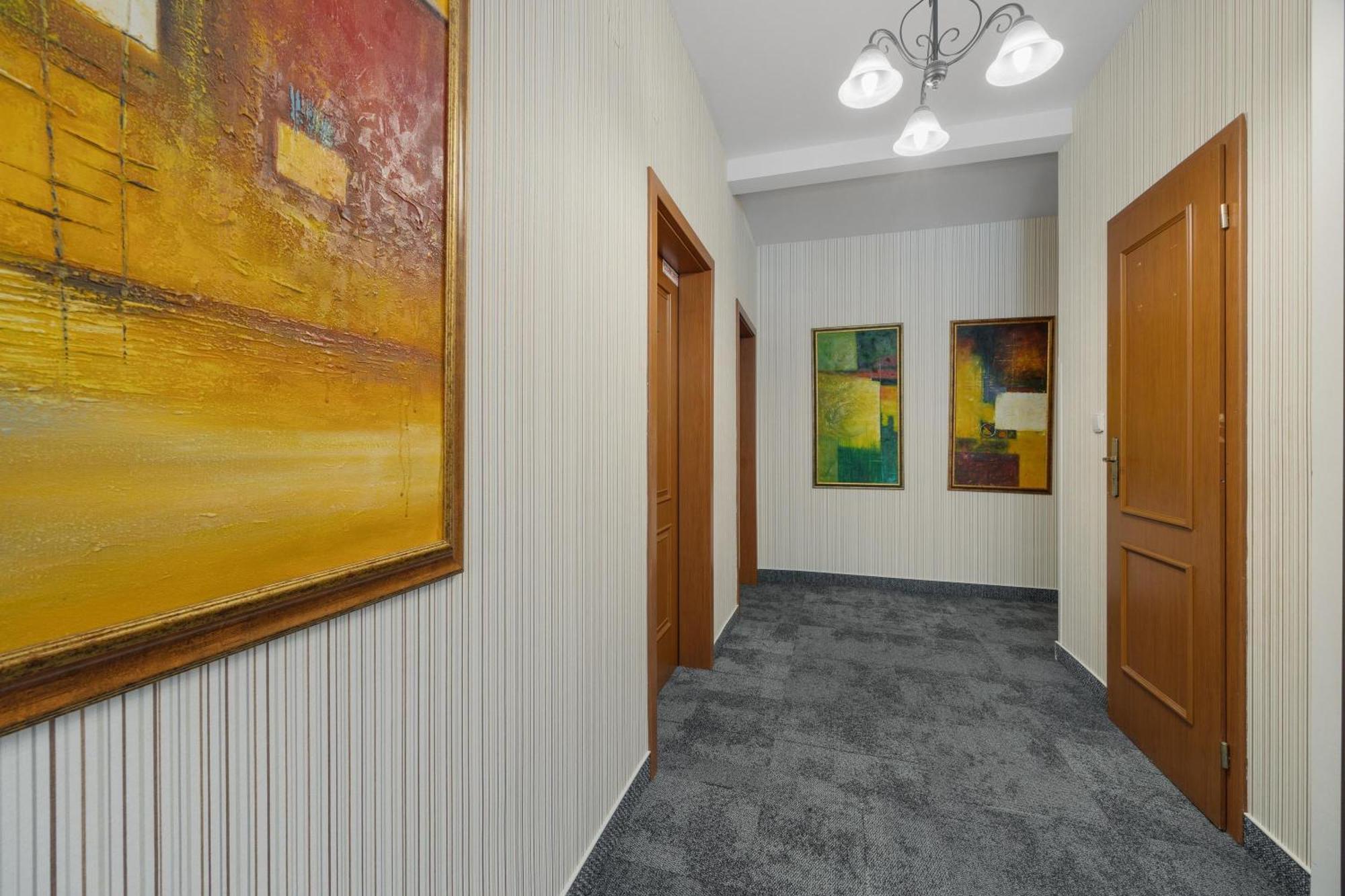 Hotel Reverie - Dependance, Check-In At Metropolitan Star Братислава Екстериор снимка