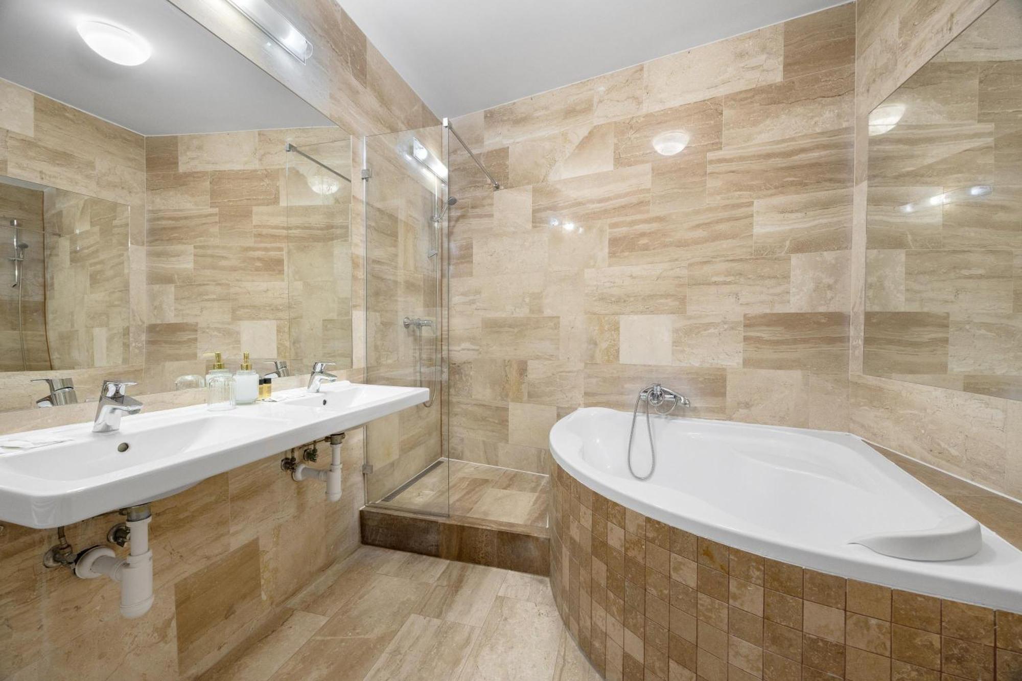 Hotel Reverie - Dependance, Check-In At Metropolitan Star Братислава Екстериор снимка