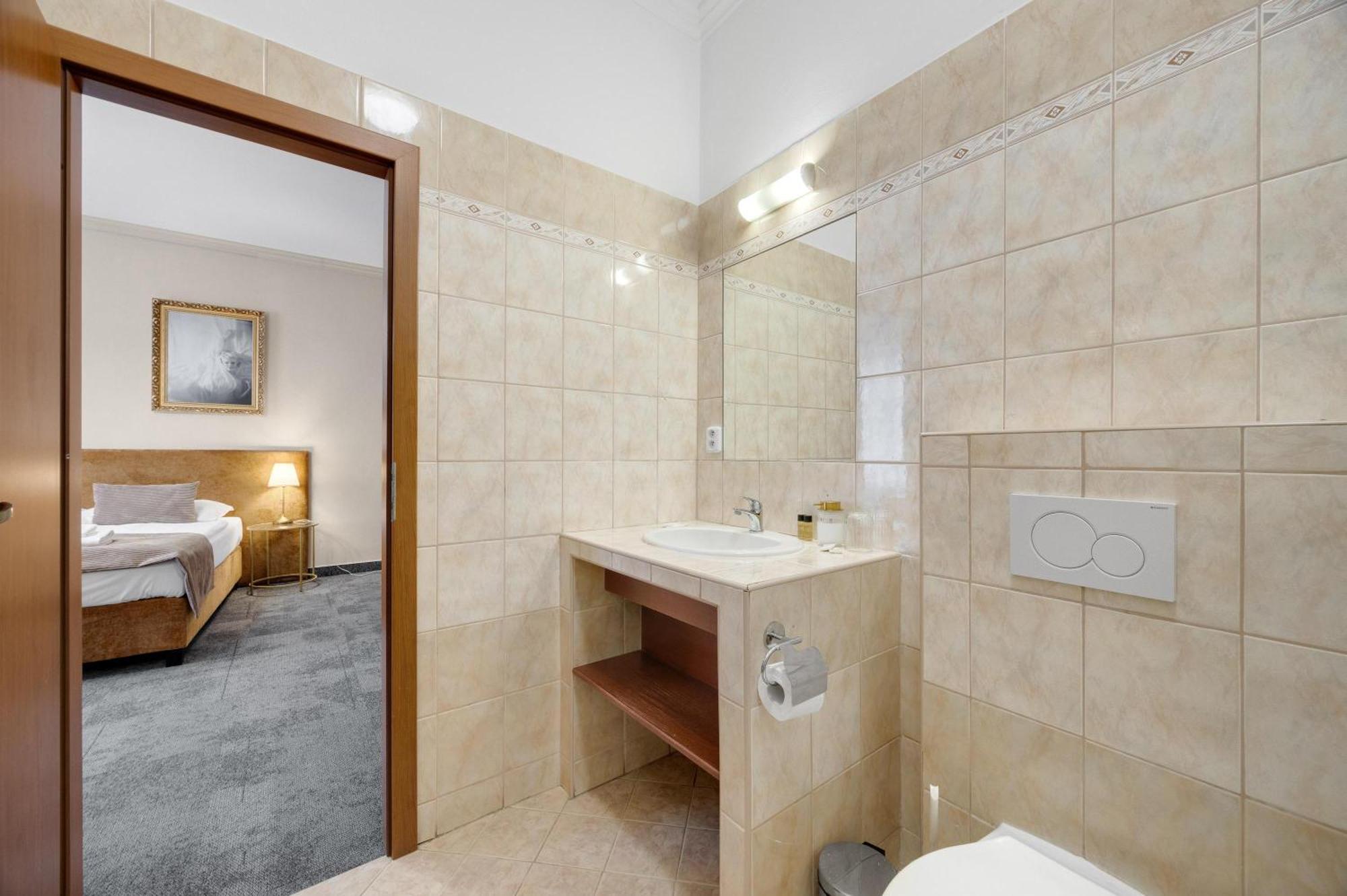 Hotel Reverie - Dependance, Check-In At Metropolitan Star Братислава Екстериор снимка