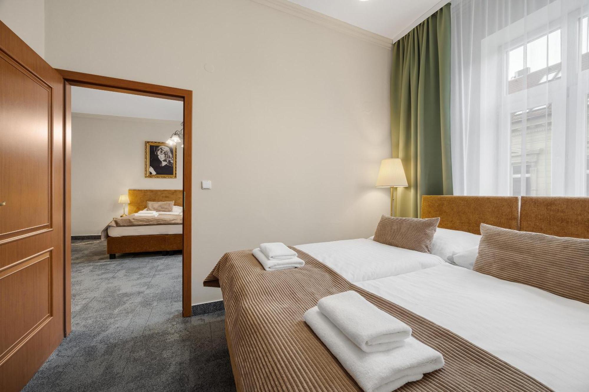 Hotel Reverie - Dependance, Check-In At Metropolitan Star Братислава Екстериор снимка