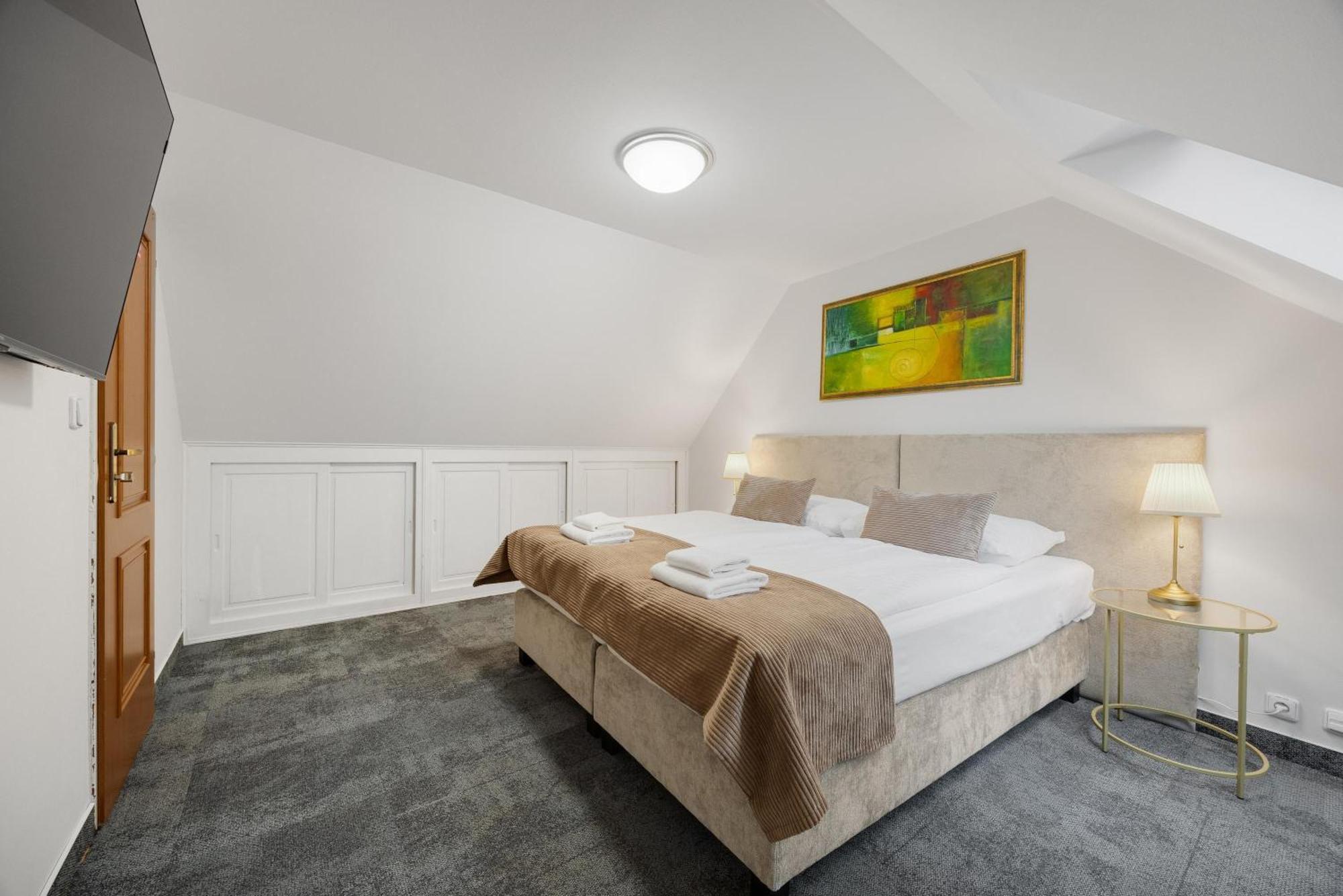 Hotel Reverie - Dependance, Check-In At Metropolitan Star Братислава Екстериор снимка