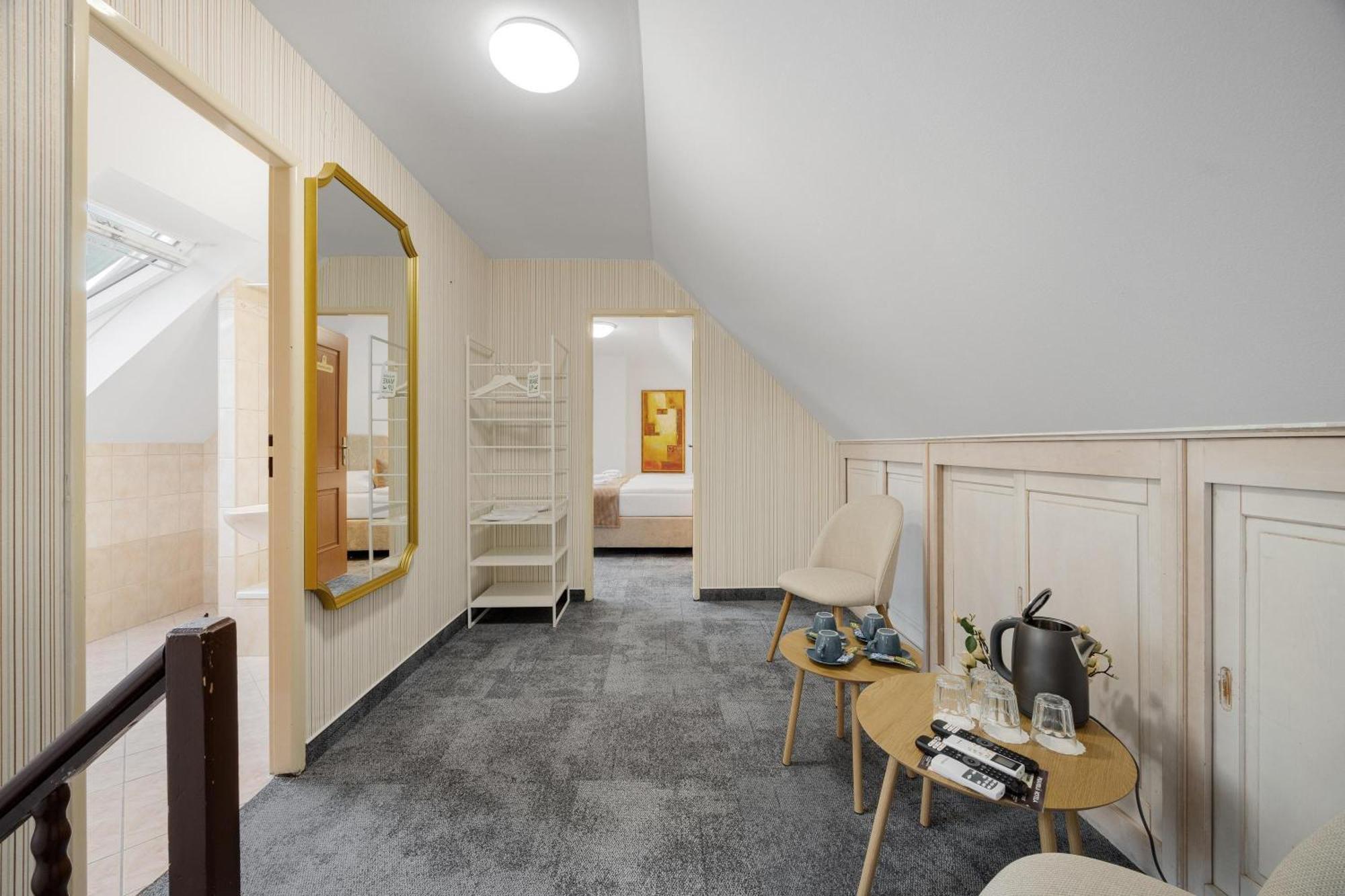 Hotel Reverie - Dependance, Check-In At Metropolitan Star Братислава Екстериор снимка