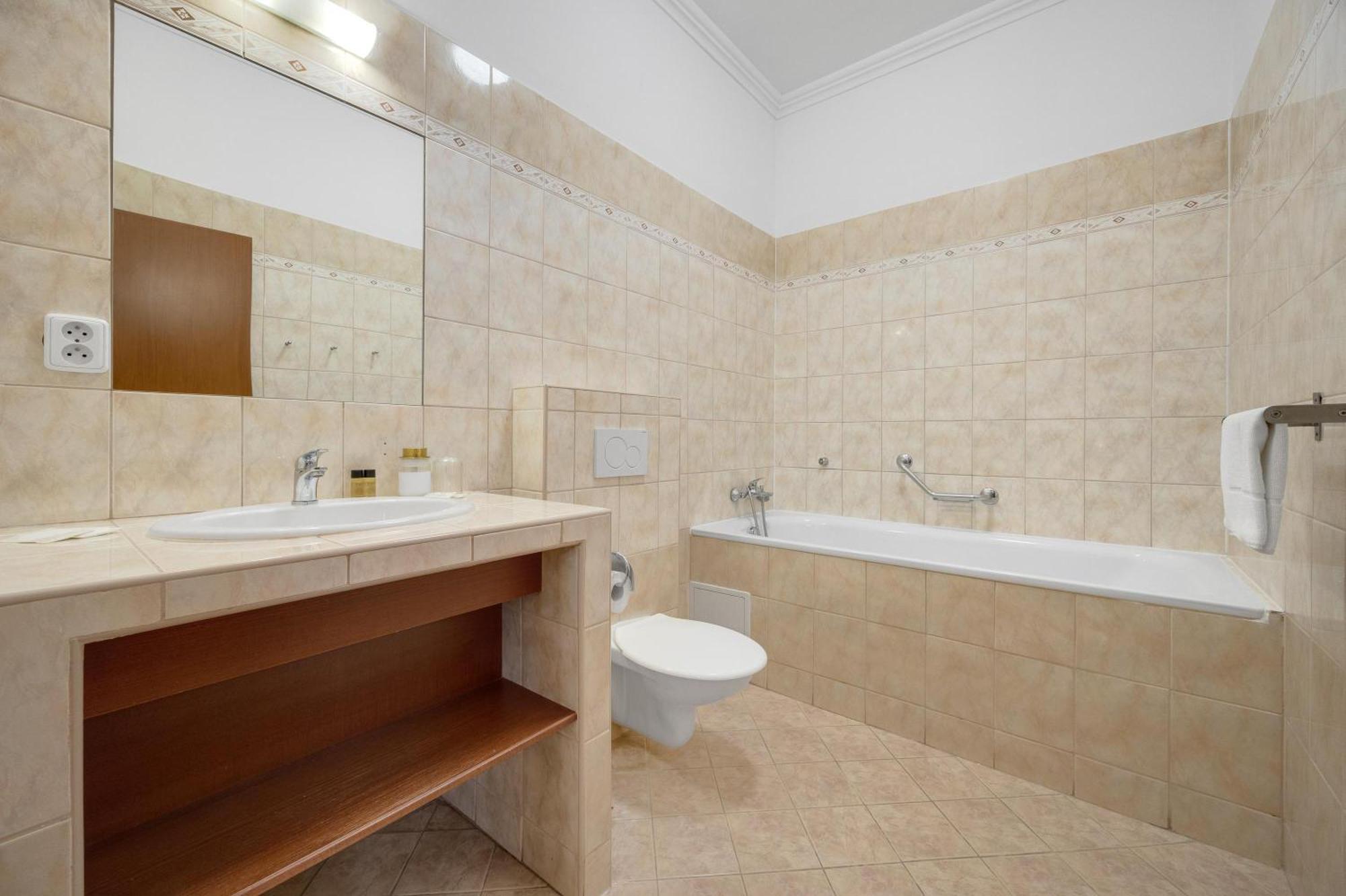 Hotel Reverie - Dependance, Check-In At Metropolitan Star Братислава Екстериор снимка