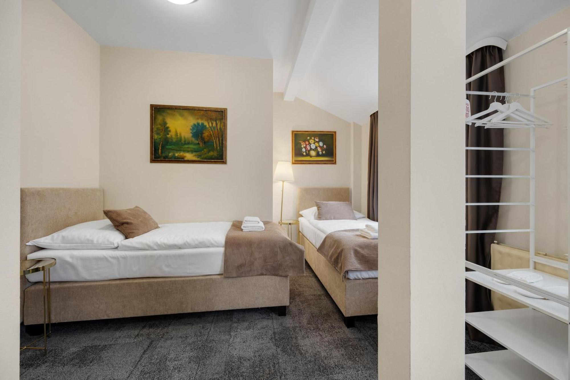 Hotel Reverie - Dependance, Check-In At Metropolitan Star Братислава Екстериор снимка