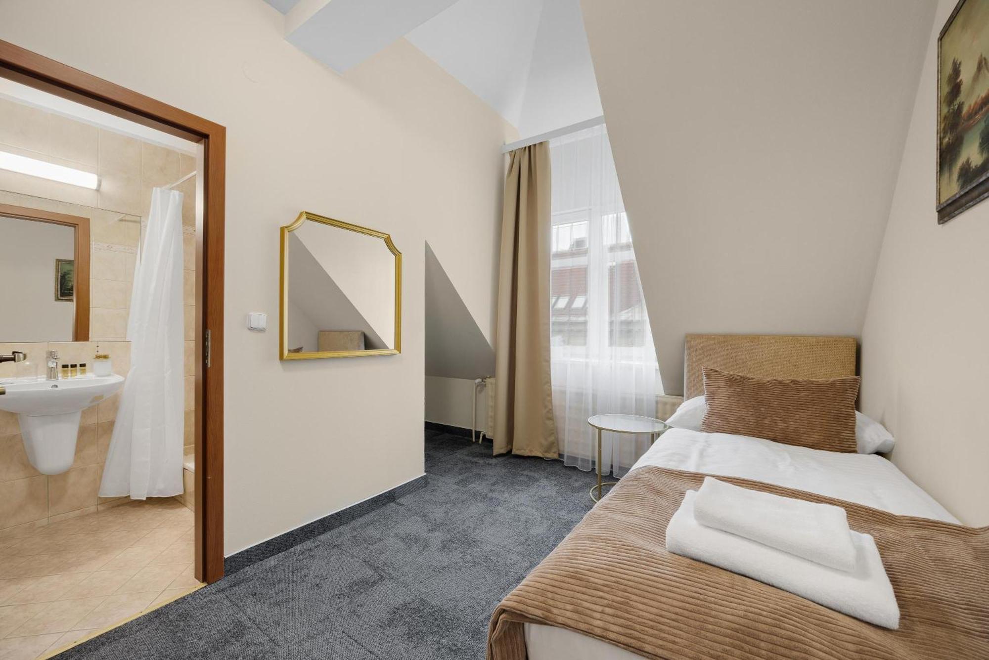 Hotel Reverie - Dependance, Check-In At Metropolitan Star Братислава Екстериор снимка