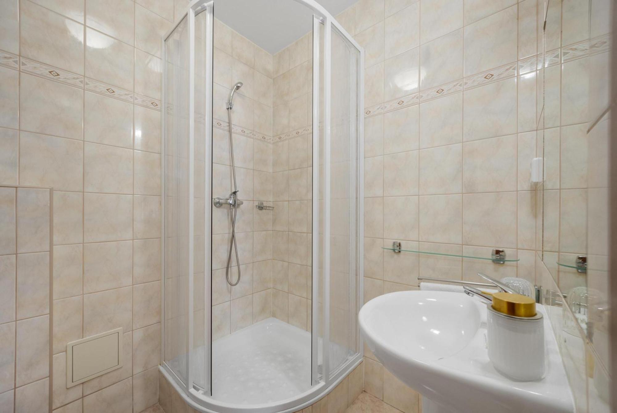 Hotel Reverie - Dependance, Check-In At Metropolitan Star Братислава Екстериор снимка