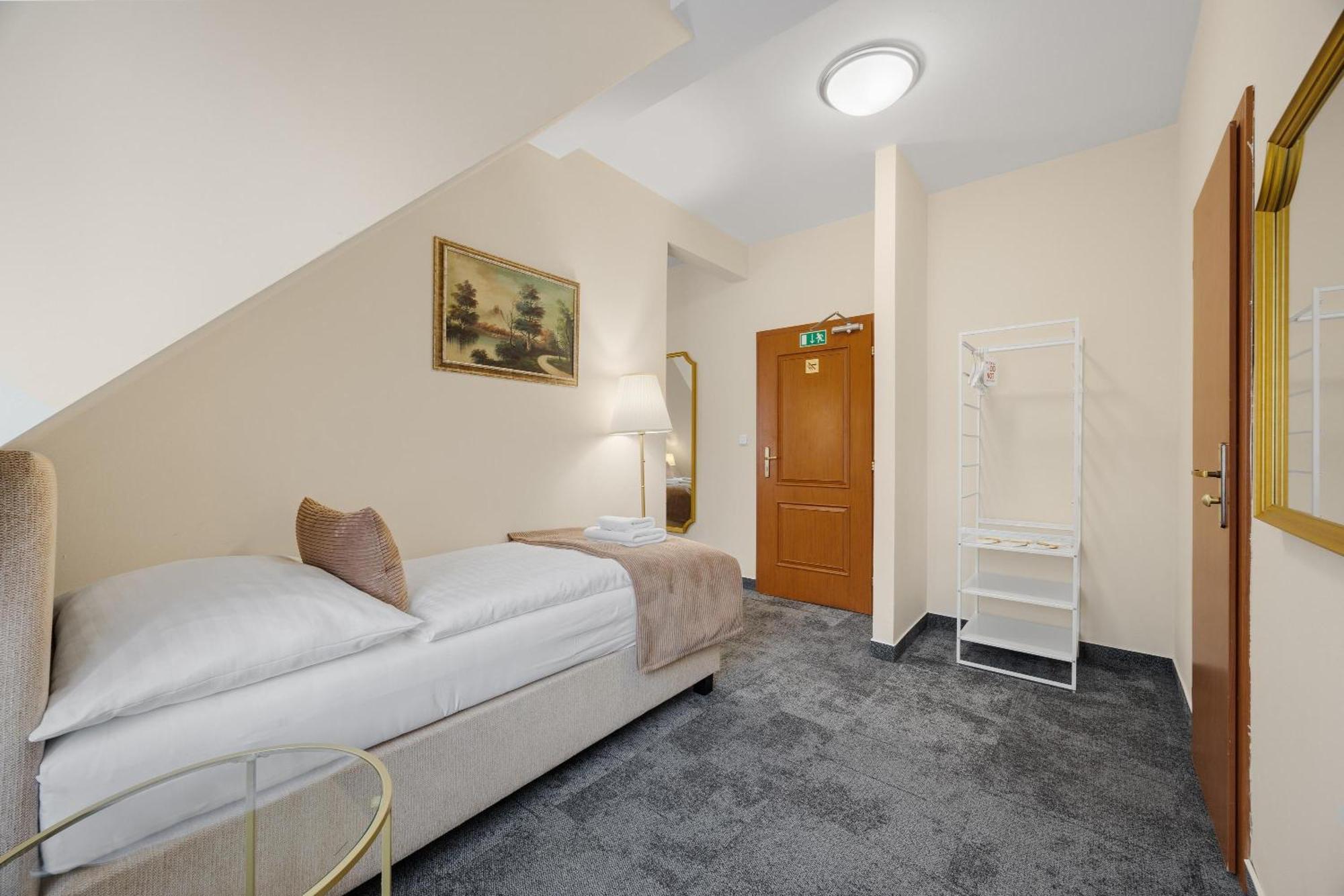 Hotel Reverie - Dependance, Check-In At Metropolitan Star Братислава Екстериор снимка