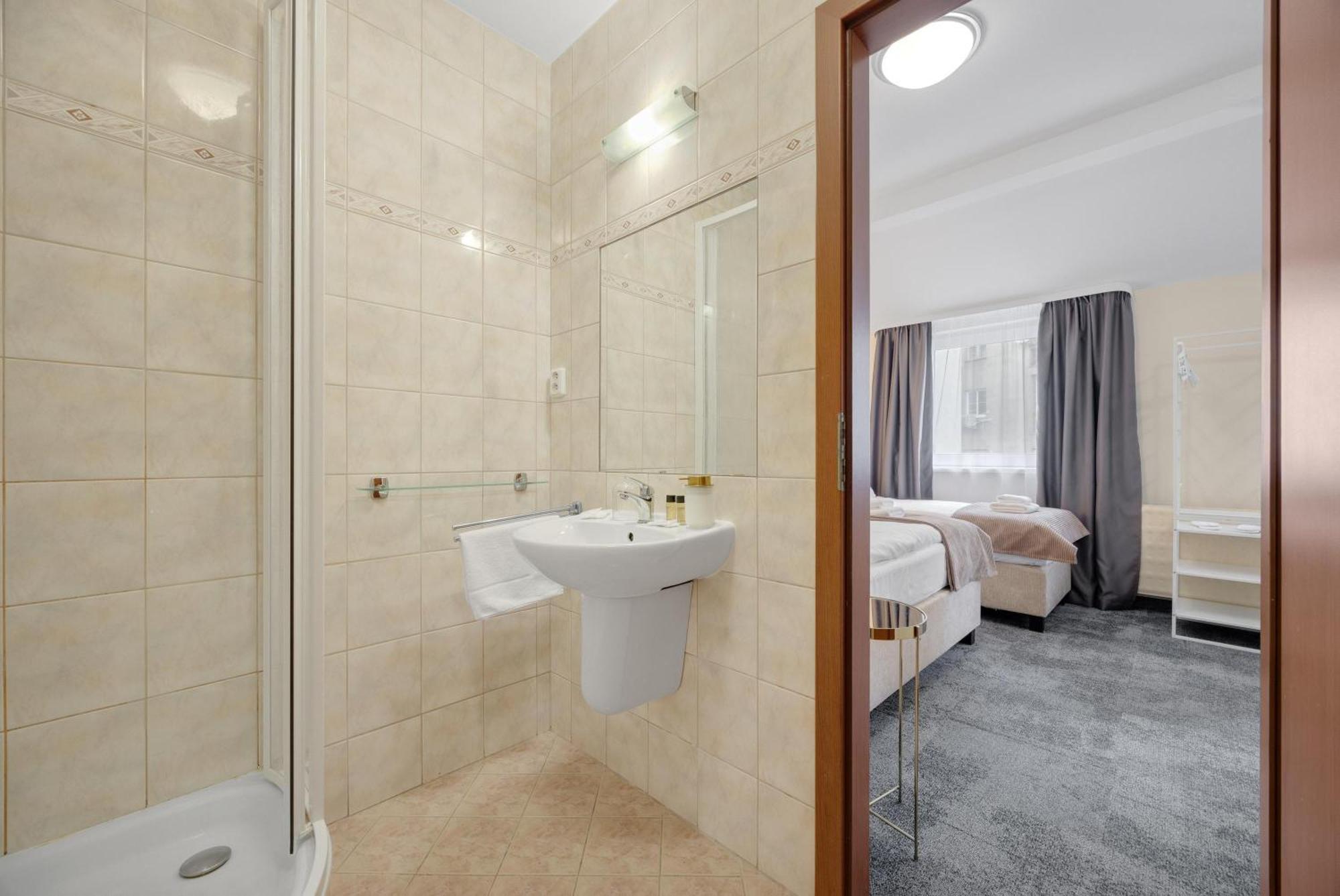 Hotel Reverie - Dependance, Check-In At Metropolitan Star Братислава Екстериор снимка