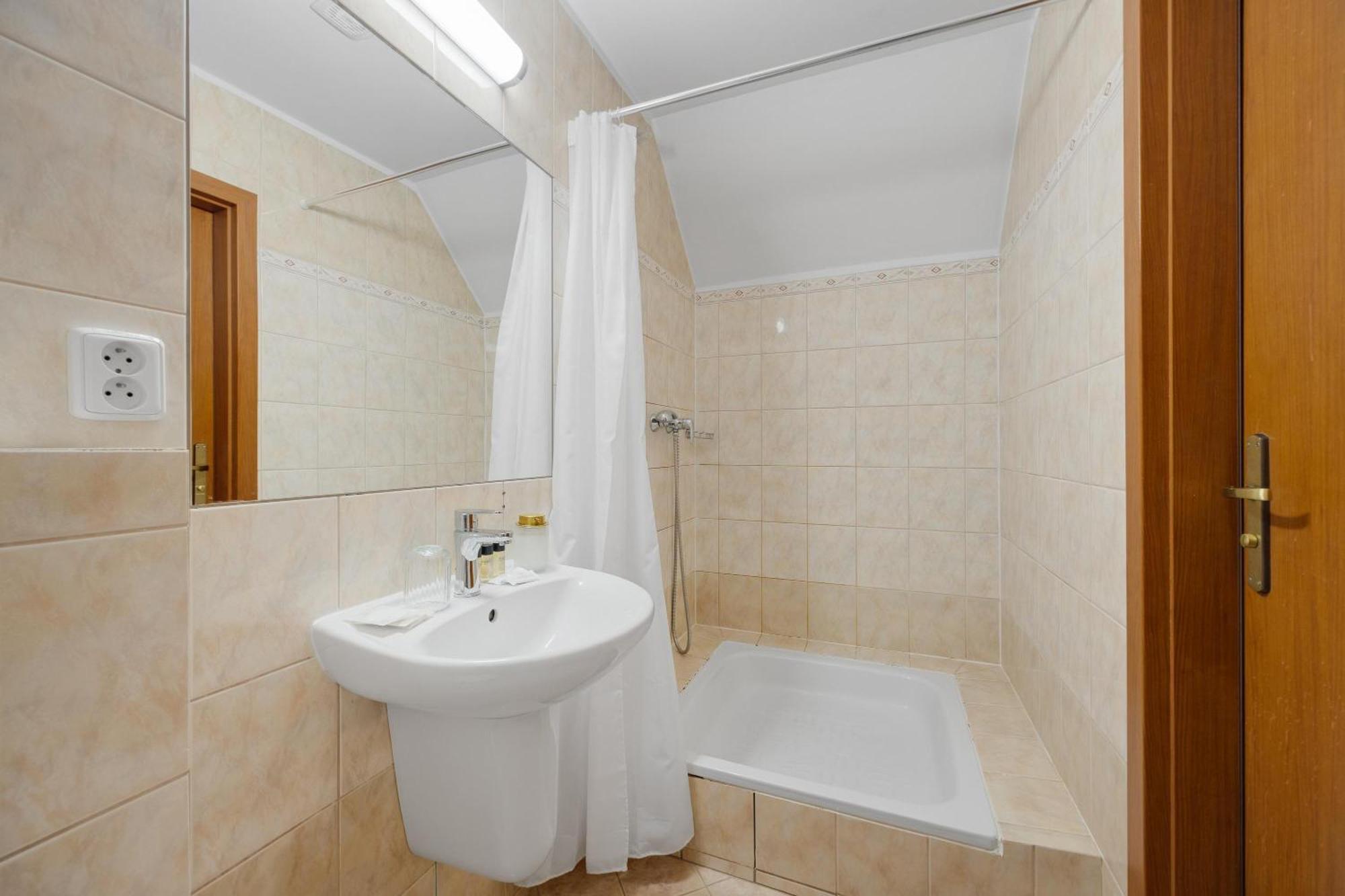 Hotel Reverie - Dependance, Check-In At Metropolitan Star Братислава Екстериор снимка