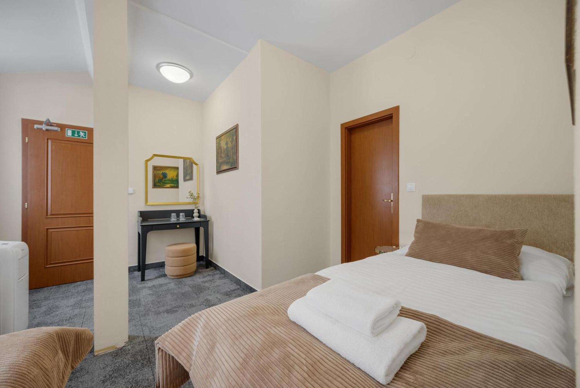 Hotel Reverie - Dependance, Check-In At Metropolitan Star Братислава Екстериор снимка