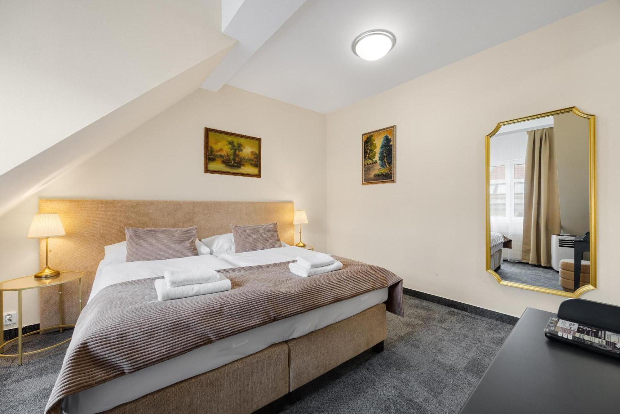 Hotel Reverie - Dependance, Check-In At Metropolitan Star Братислава Екстериор снимка