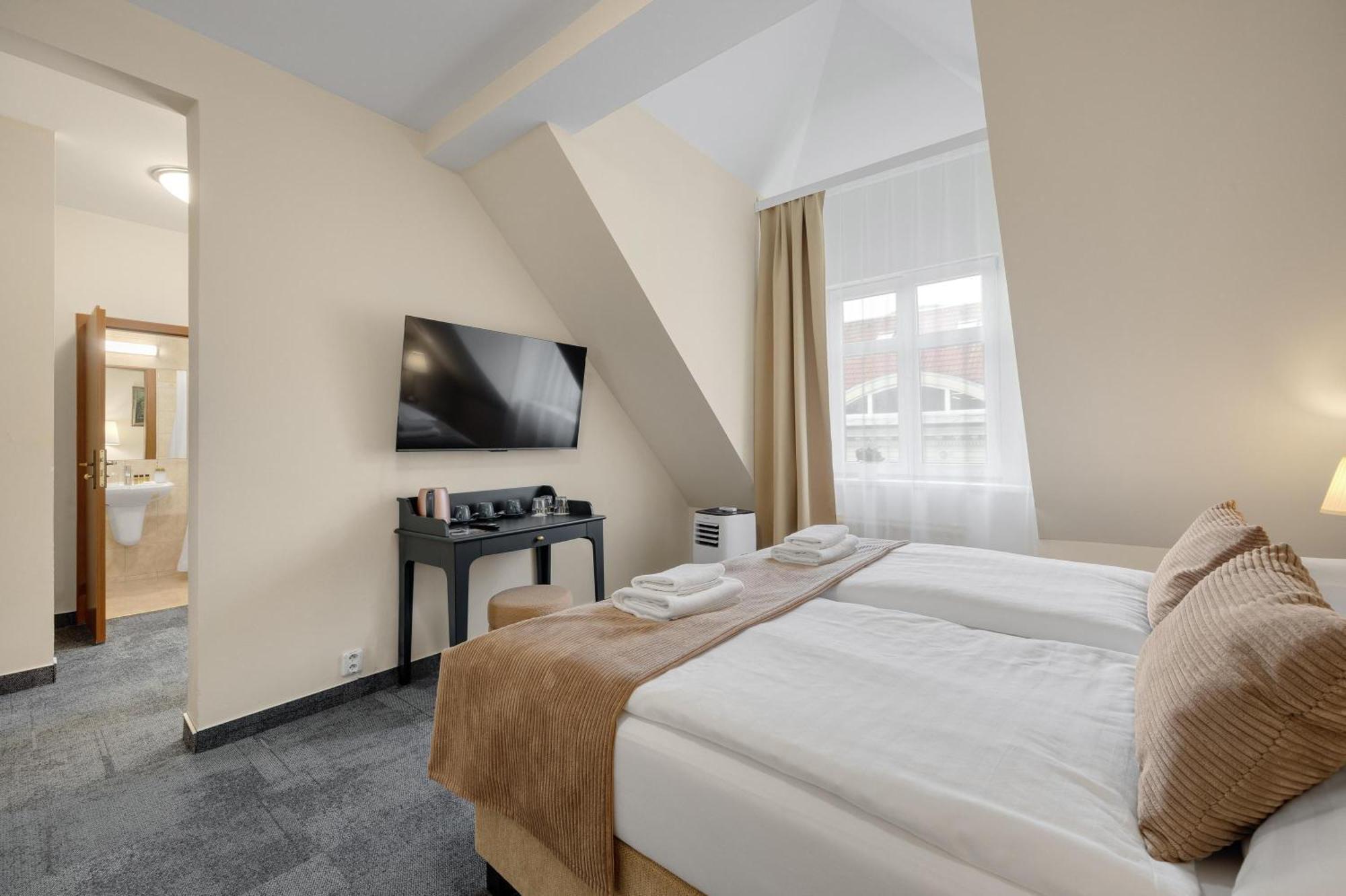 Hotel Reverie - Dependance, Check-In At Metropolitan Star Братислава Екстериор снимка