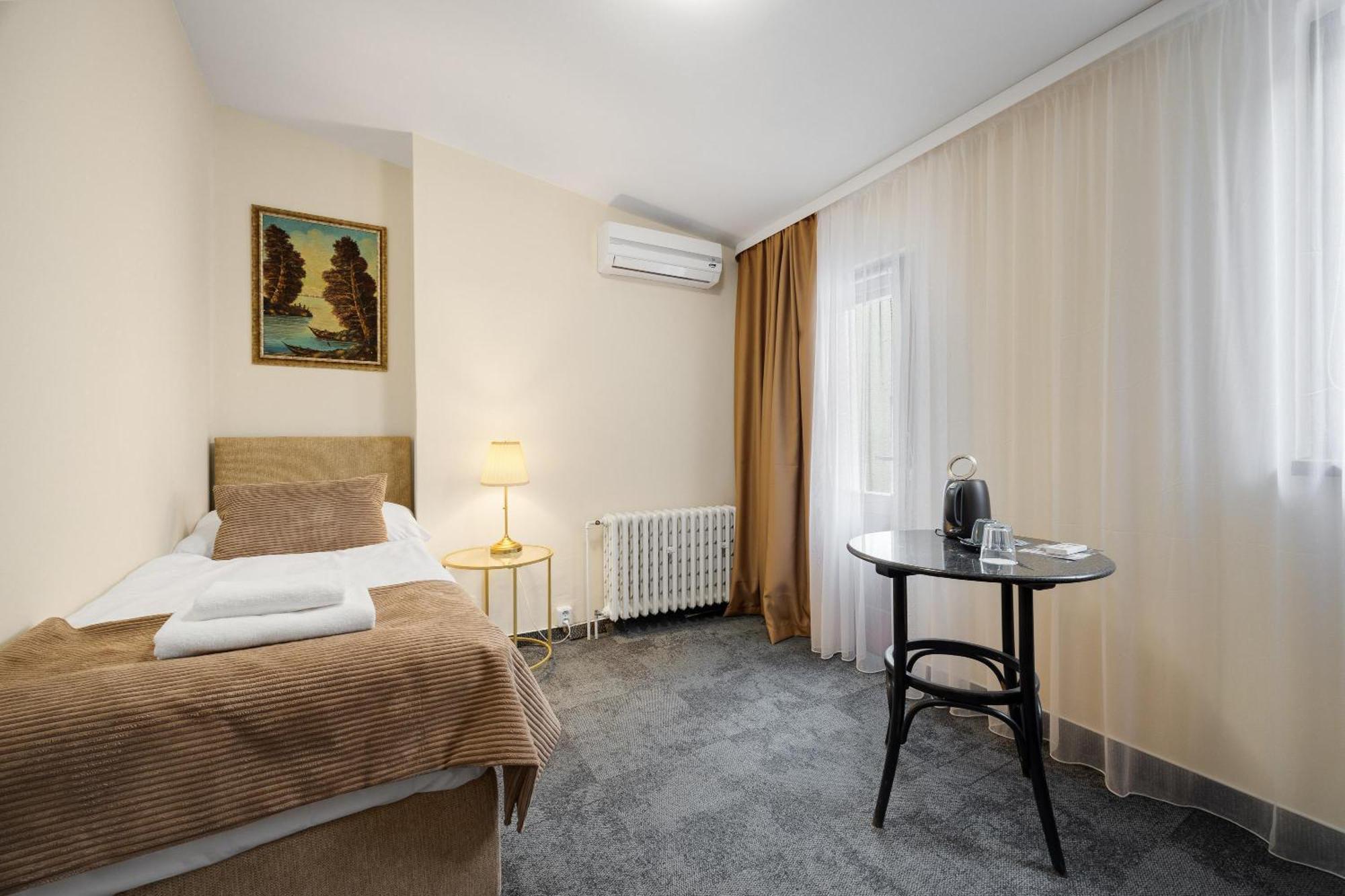 Hotel Reverie - Dependance, Check-In At Metropolitan Star Братислава Екстериор снимка
