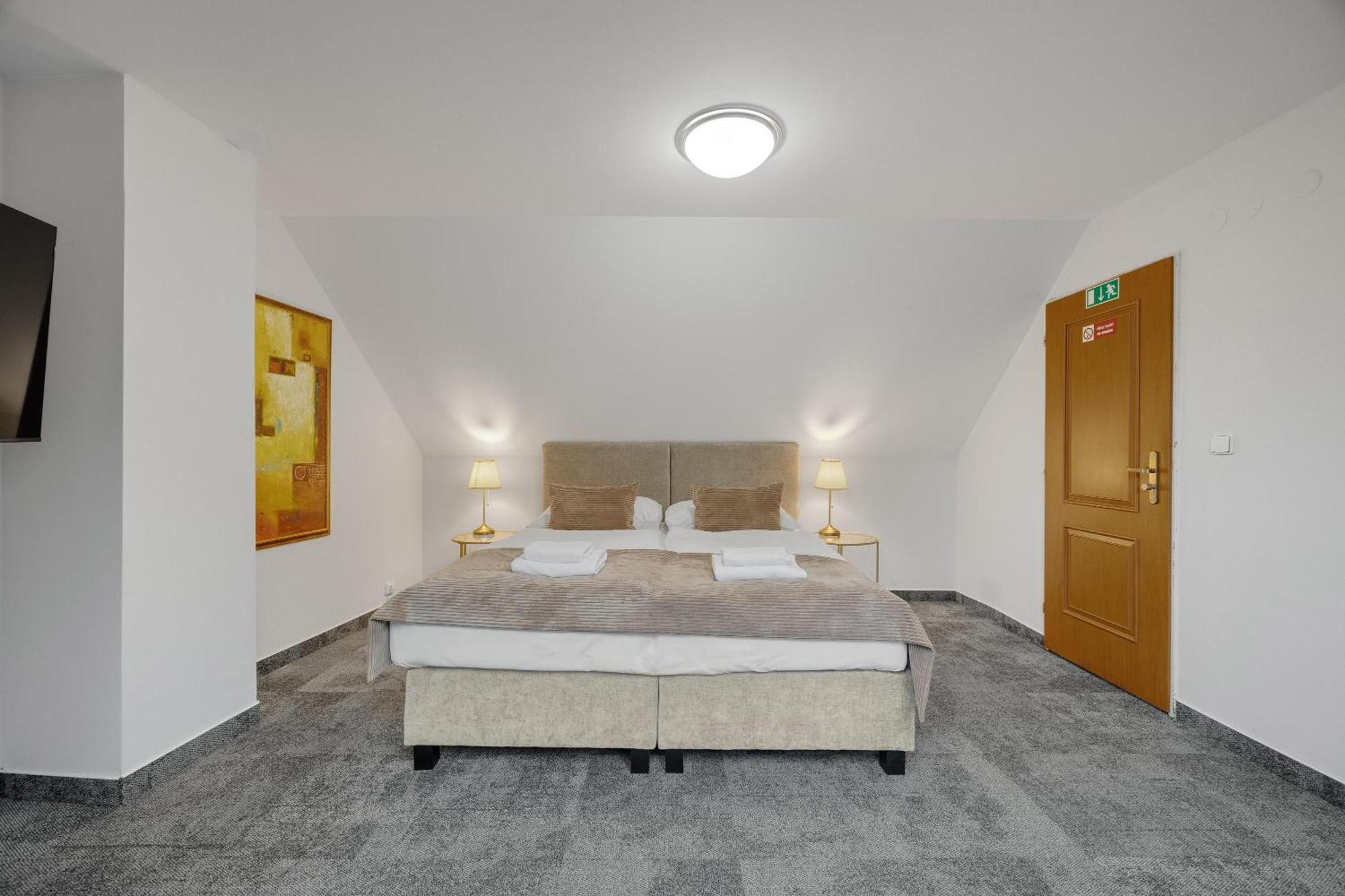 Hotel Reverie - Dependance, Check-In At Metropolitan Star Братислава Екстериор снимка