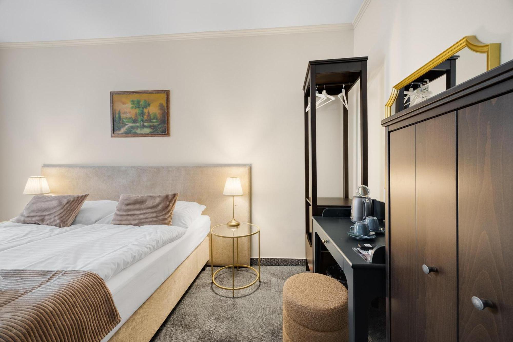 Hotel Reverie - Dependance, Check-In At Metropolitan Star Братислава Екстериор снимка