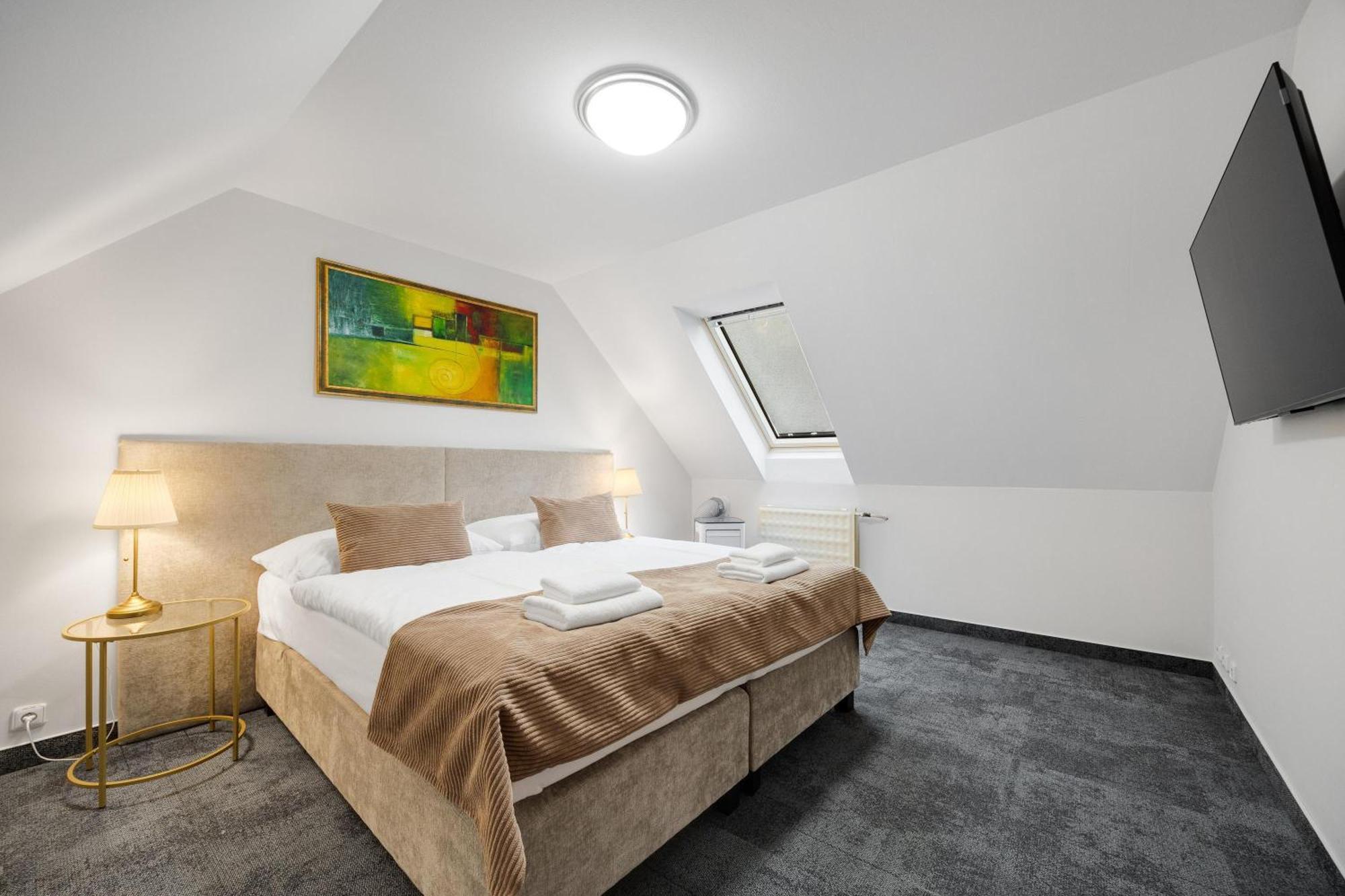 Hotel Reverie - Dependance, Check-In At Metropolitan Star Братислава Екстериор снимка