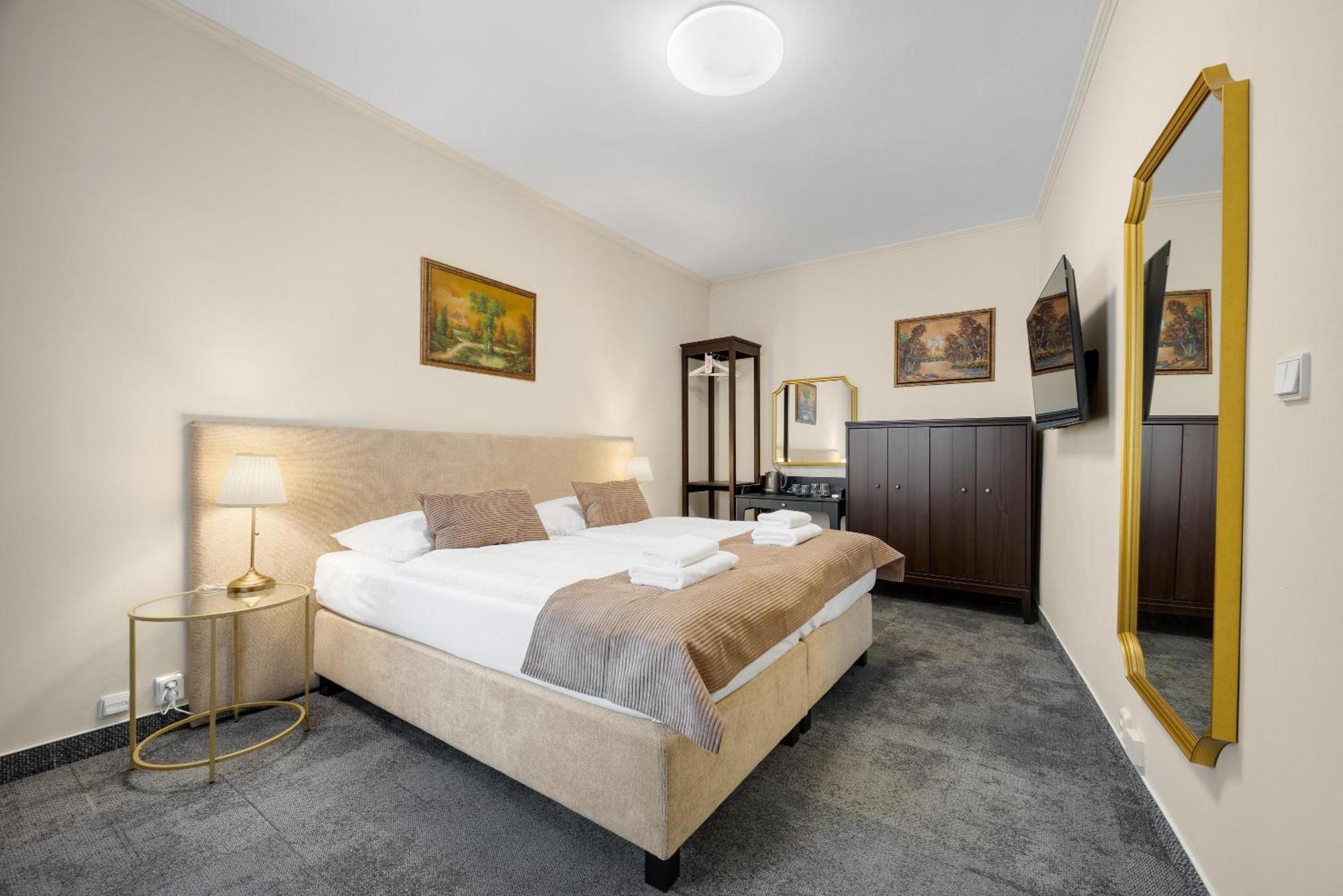 Hotel Reverie - Dependance, Check-In At Metropolitan Star Братислава Екстериор снимка