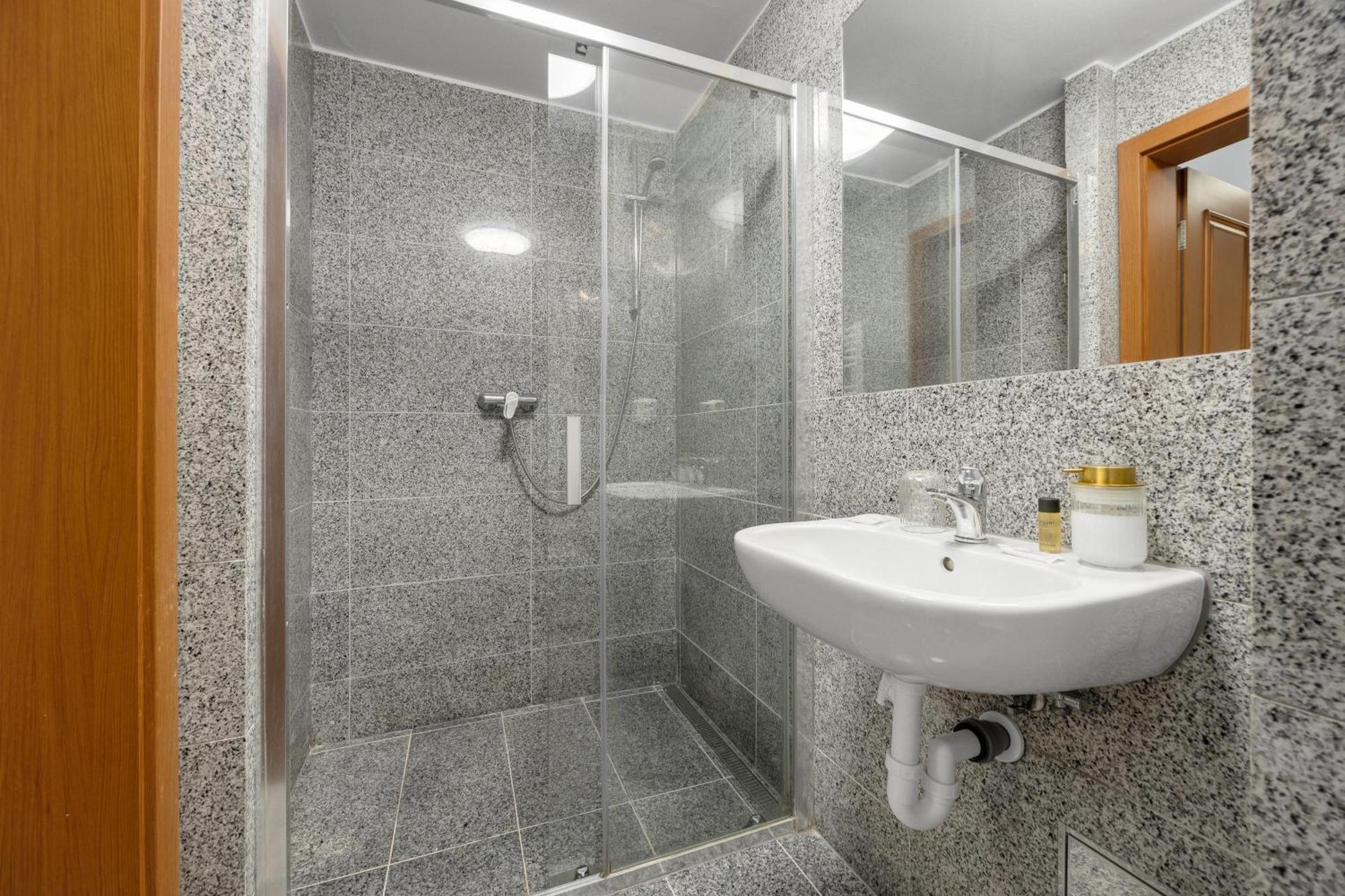 Hotel Reverie - Dependance, Check-In At Metropolitan Star Братислава Екстериор снимка