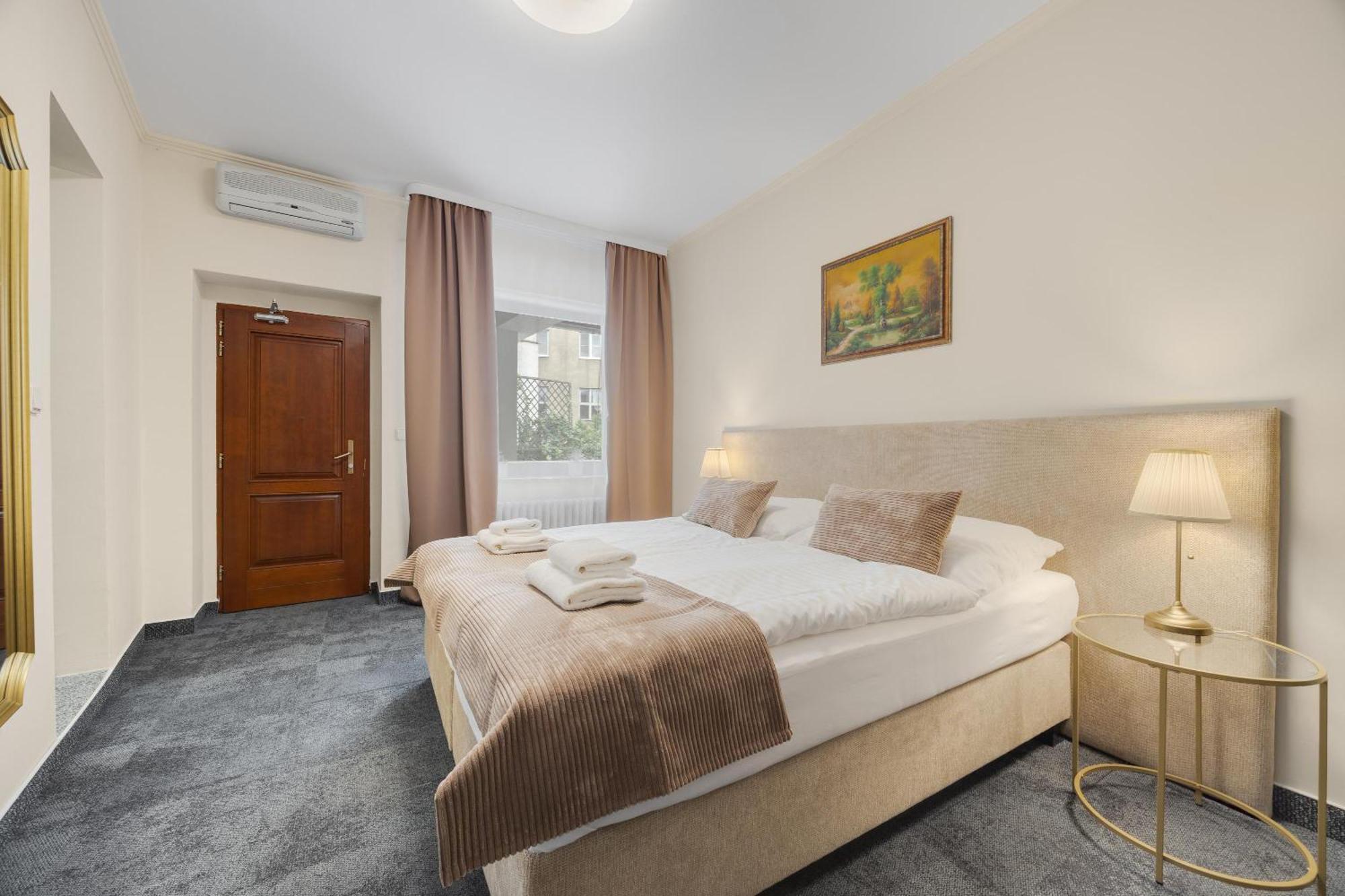 Hotel Reverie - Dependance, Check-In At Metropolitan Star Братислава Екстериор снимка